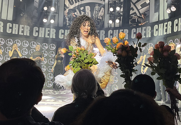 Am Ende gabs Blumen f&uuml;r "Star Cher" Sophie Berner und ihre beiden Co-Chers Hannah Leser (als "Lady Cher" und Pamina Lenn (als "Baby Cher) bei der Premiere vonDie Cher Show - das Musical vom 24.02. - 08.03.2026 im Deutschen Theater (&copy;Foto: Gaby Hildenbrandt) 